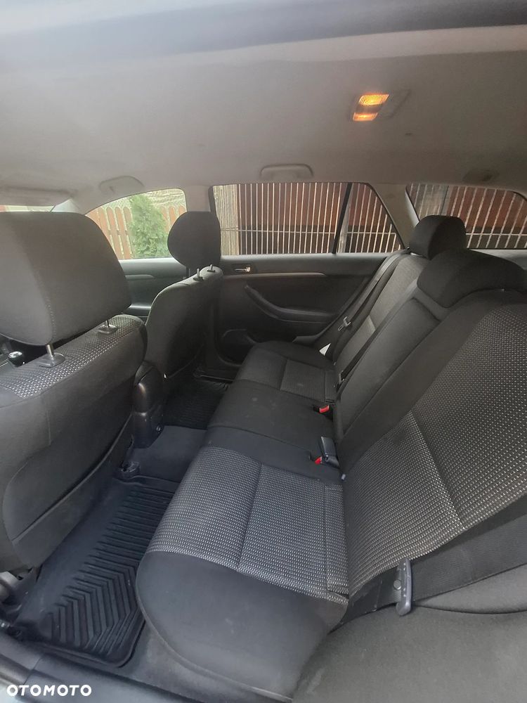 Toyota Avensis 2.2 D-4D Prestige - 17