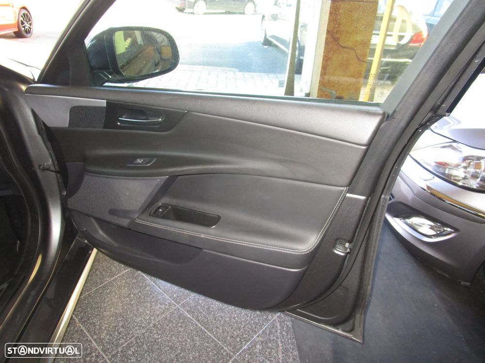 Jaguar XE 2.0 D R-Sport - 20