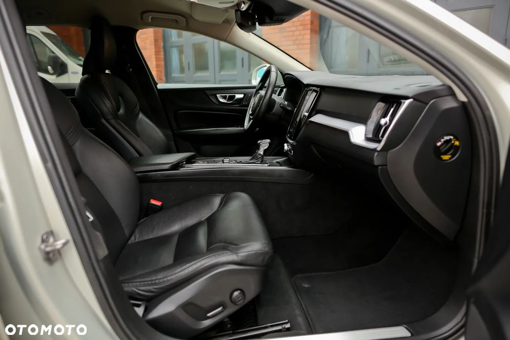 Volvo V60 Cross Country D4 AWD Geartronic Pro - 23