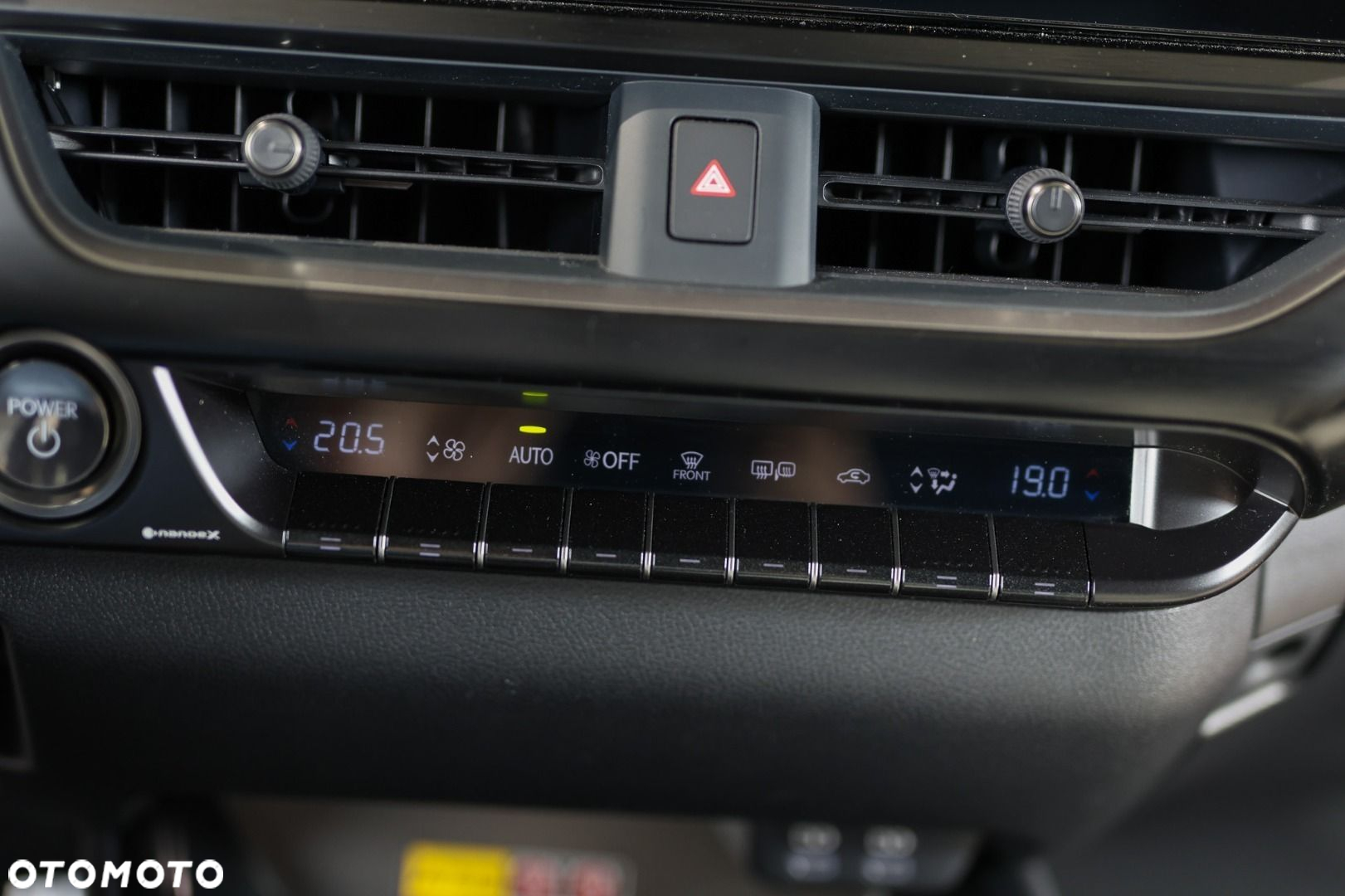 Lexus UX - 25