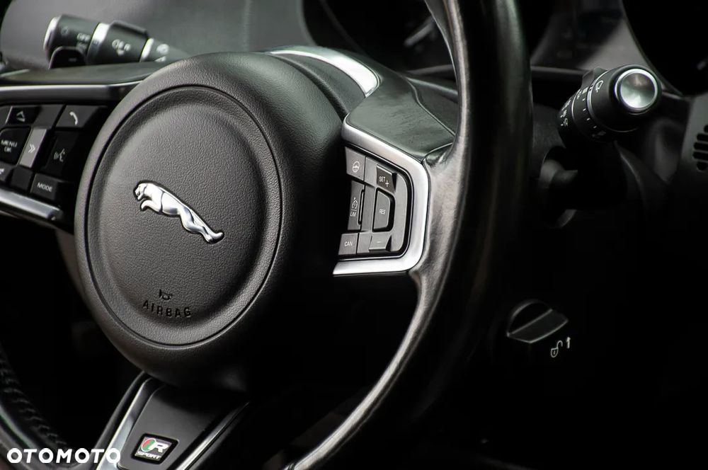Jaguar XE - 13