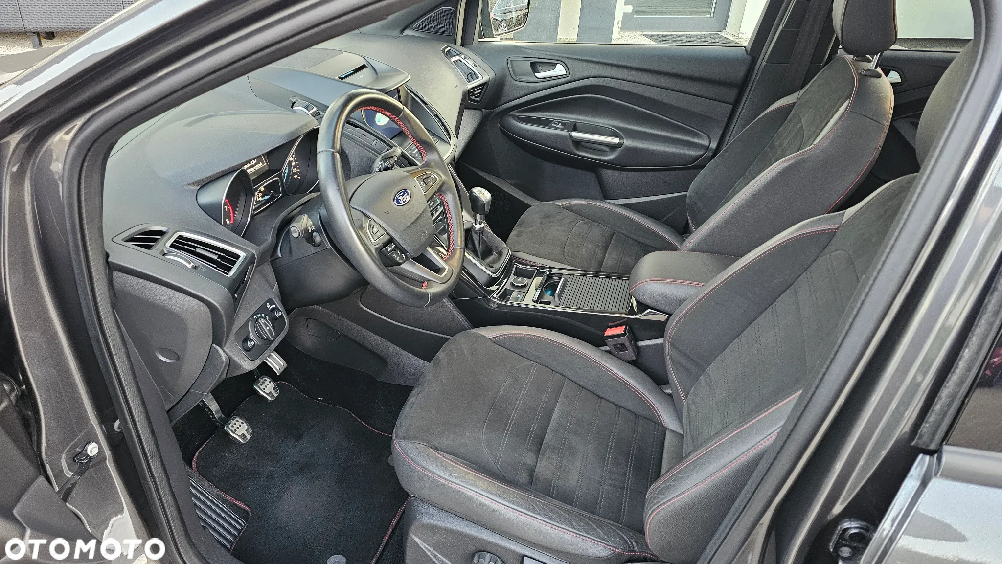 Ford Kuga 1.5 EcoBoost 2x4 ST-Line - 11