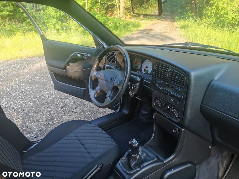 Volkswagen Passat 1.8 GL - 32