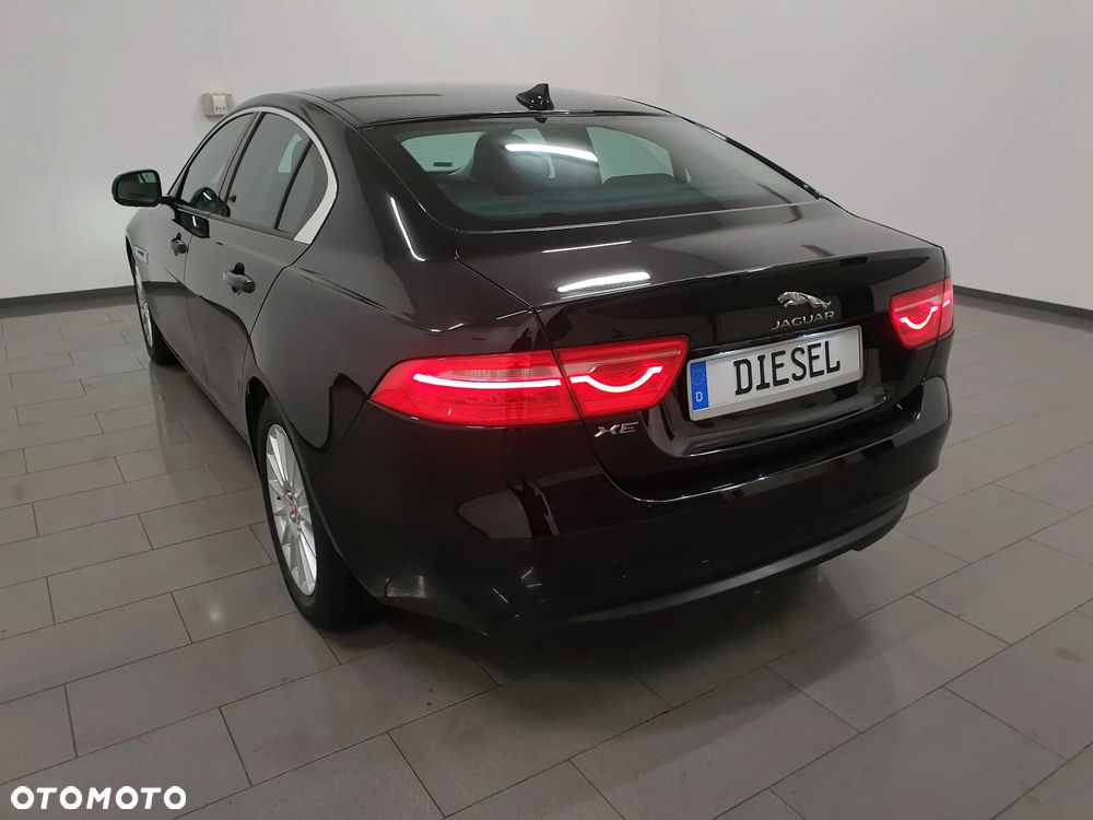 Jaguar XE 2.0 D Prestige - 35