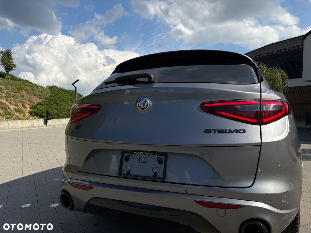 Alfa Romeo Stelvio 2.0 Turbo 16V AT8-Q4 Ti - 8