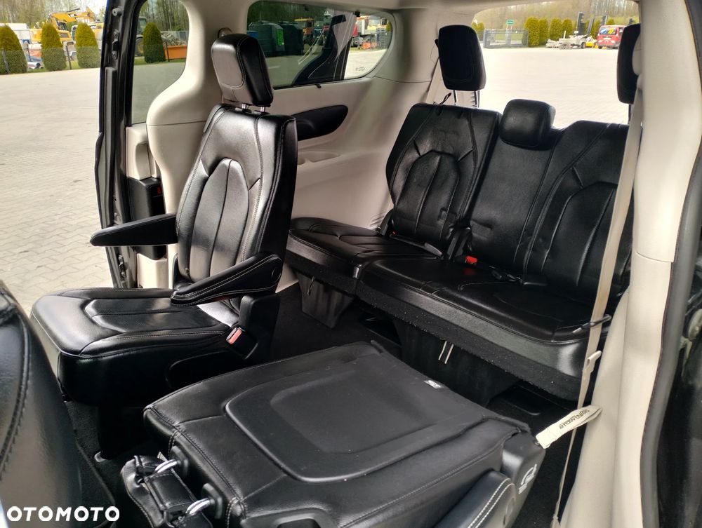 Chrysler Pacifica - 10