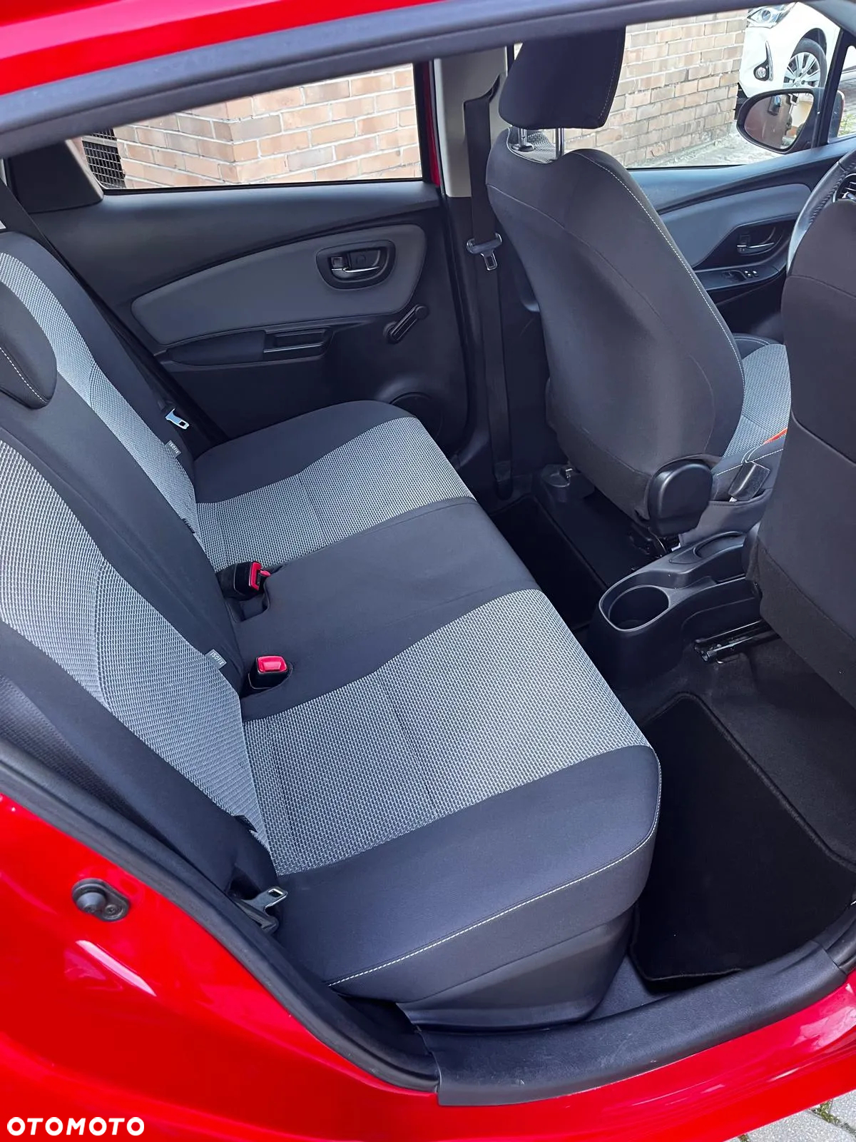 Toyota Yaris Hybrid 100 Premium - 4