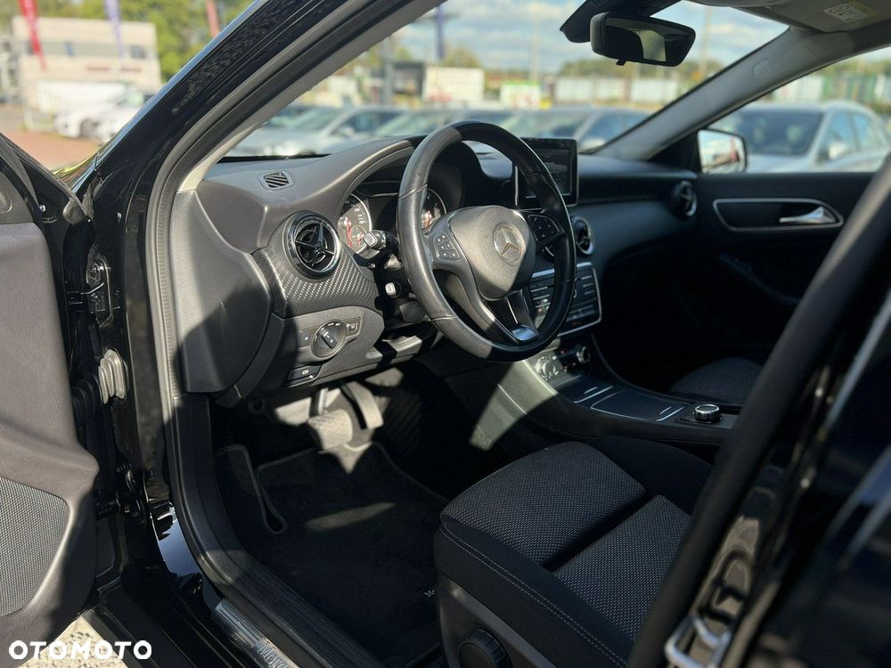 Mercedes-Benz GLA 180 7G-DCT - 15