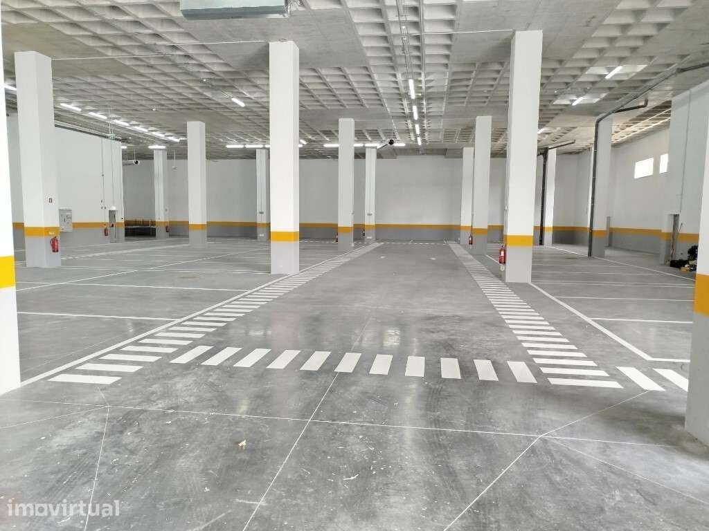 Armazém para arrendar no Prior Velho - Grande imagem: 2/14