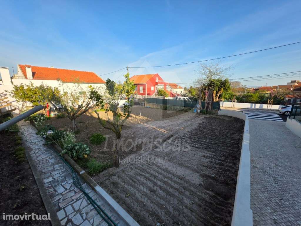 Terreno de gaveto urbano com 210 m², legalizado na Portela da Azóia - Grande imagem: 3/11