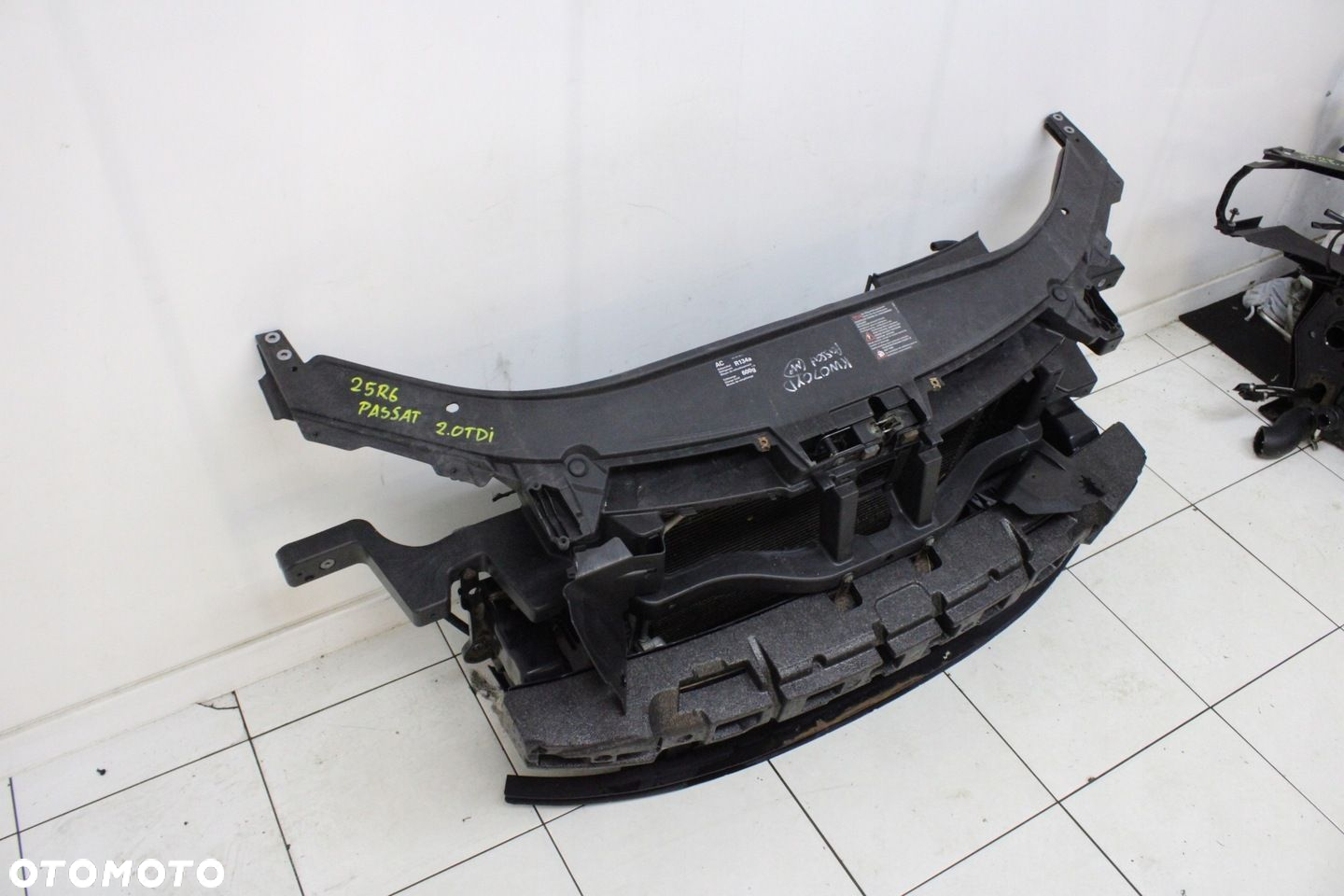 PAS PRZEDNI WZMOCNIENIE CHŁODNICE VW PASSAT B6 2005R- 2.0 TDI - 2