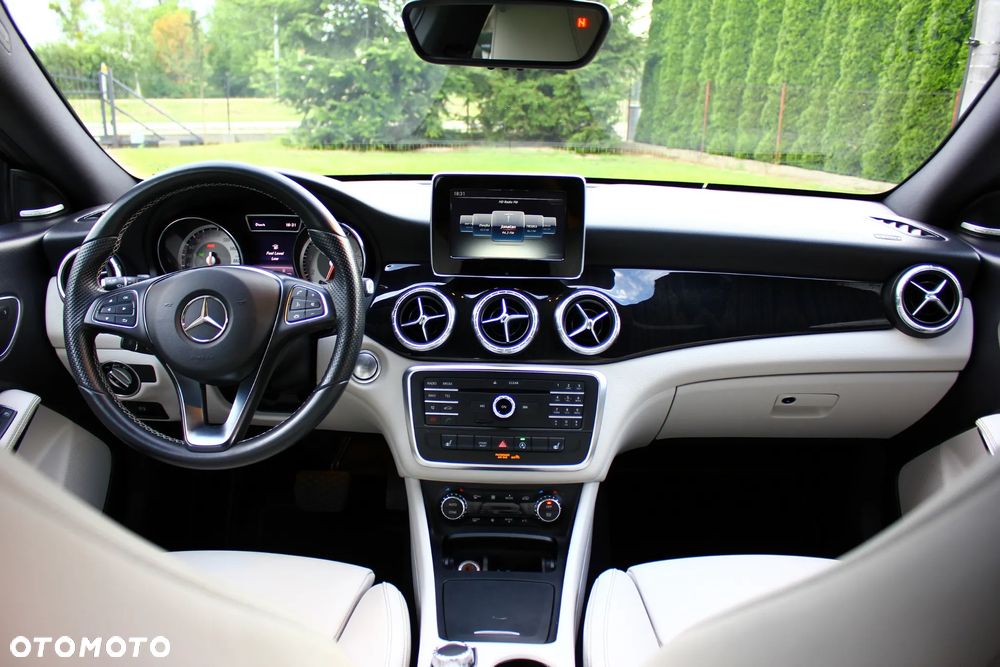 Mercedes-Benz CLA 250 4Matic 7G-DCT - 36