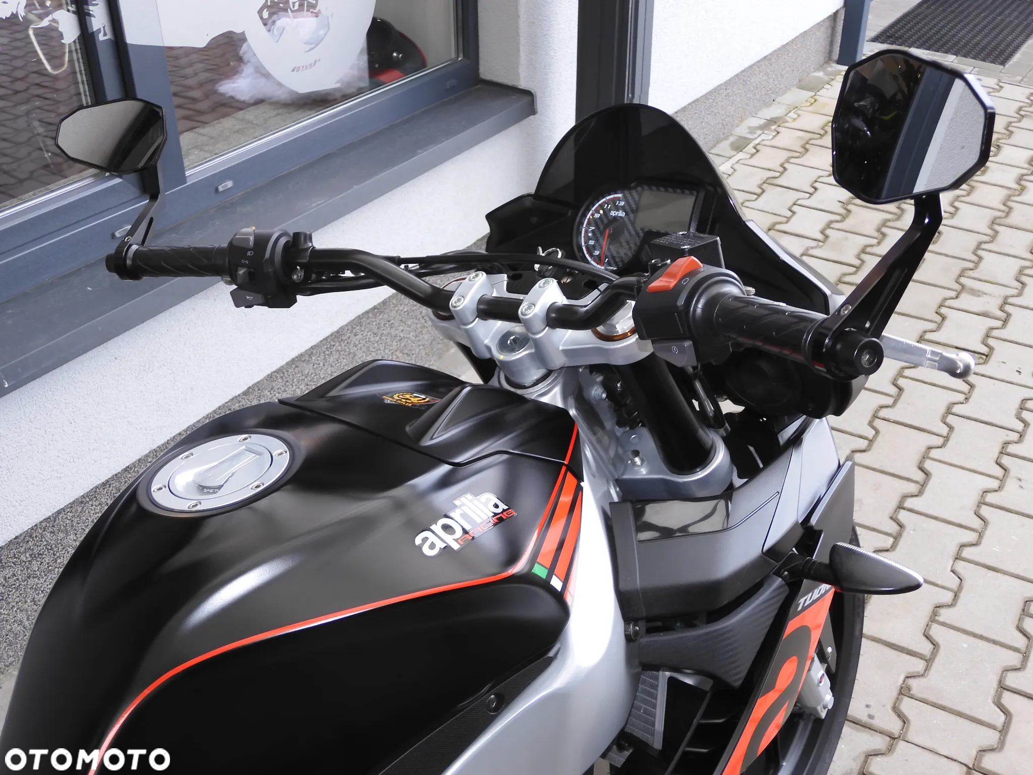 Aprilia Tuono - 10