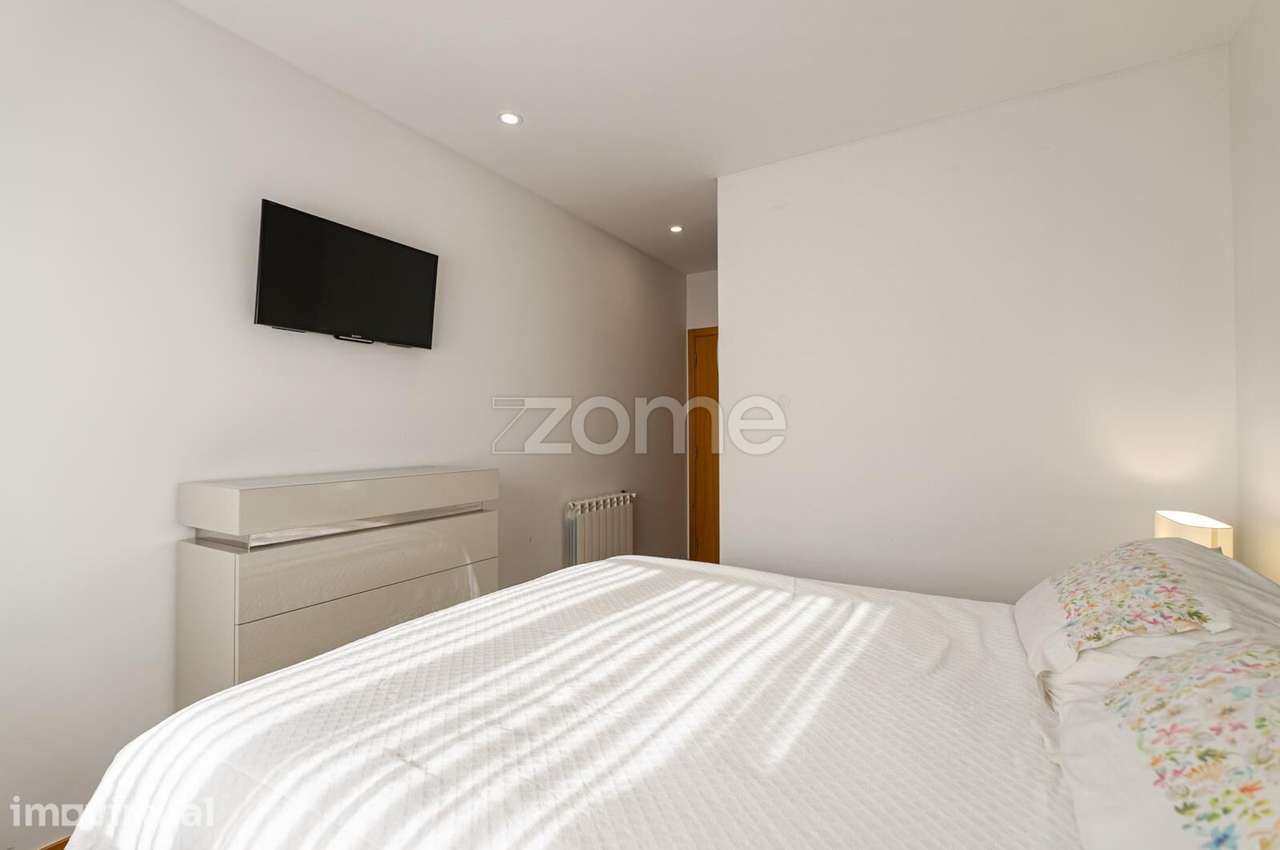 Apartamento T2 em Vilar do Paraíso com Suíte e Lugar de Garagem - Grande imagem: 4/25