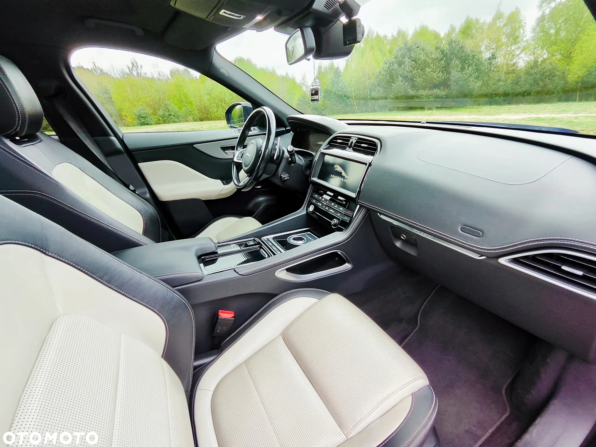Jaguar F-Pace 2.0 i4D AWD R-Sport - 26