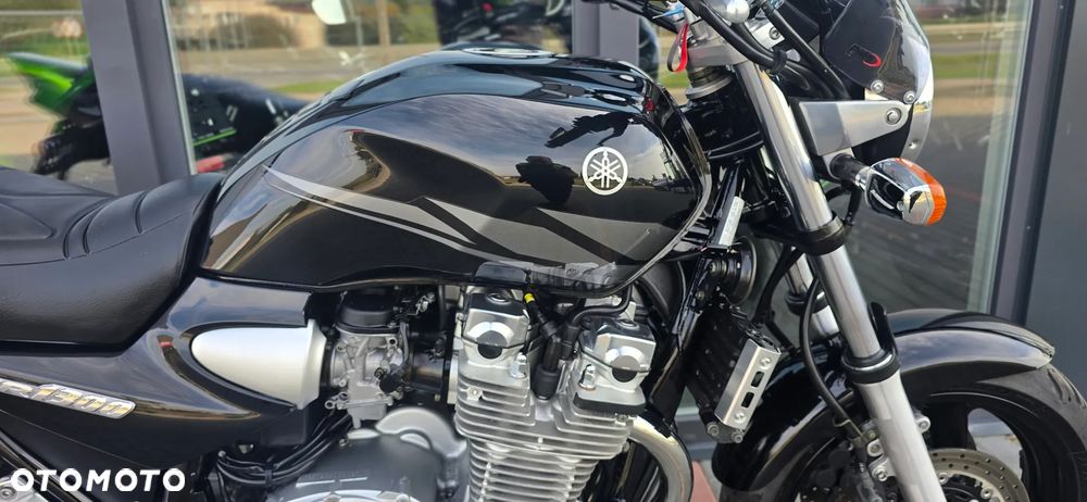 Yamaha XJR - 24