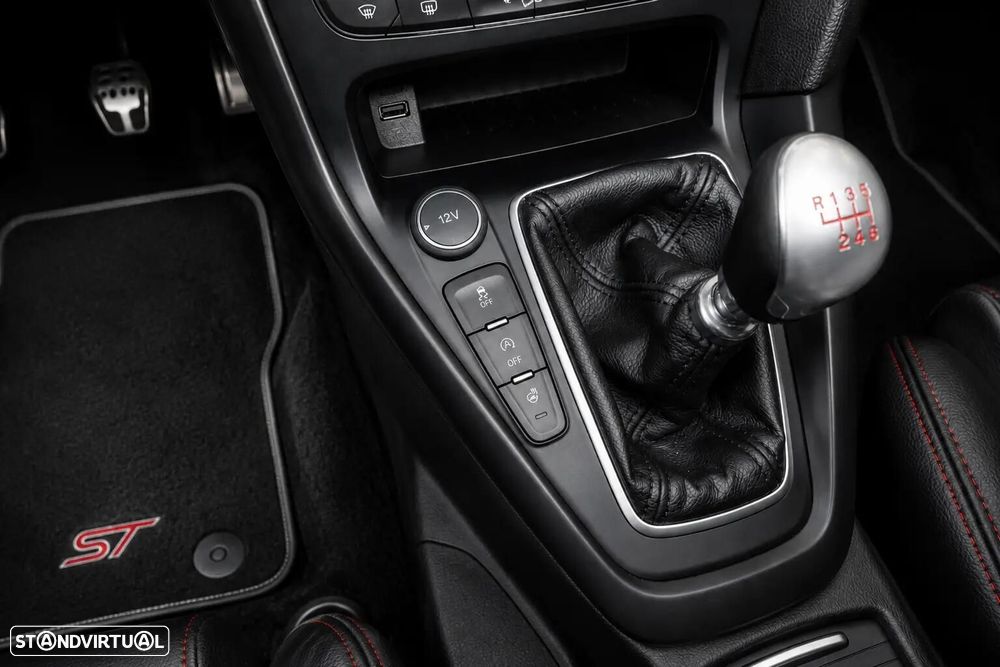 Ford Focus 2.0 EcoBoost ST c/ Pack Pele Desportiva - 20