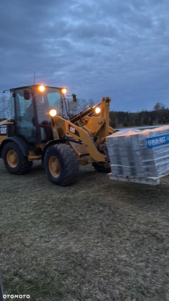 Caterpillar Ładowarka łamana 906M Cat łyżka widły 907 908 5 6 ton SZYBKOZŁĄCZE HYDRAULICZNE dodatkowe linie ZAMIATARKA za dopłatą - 17