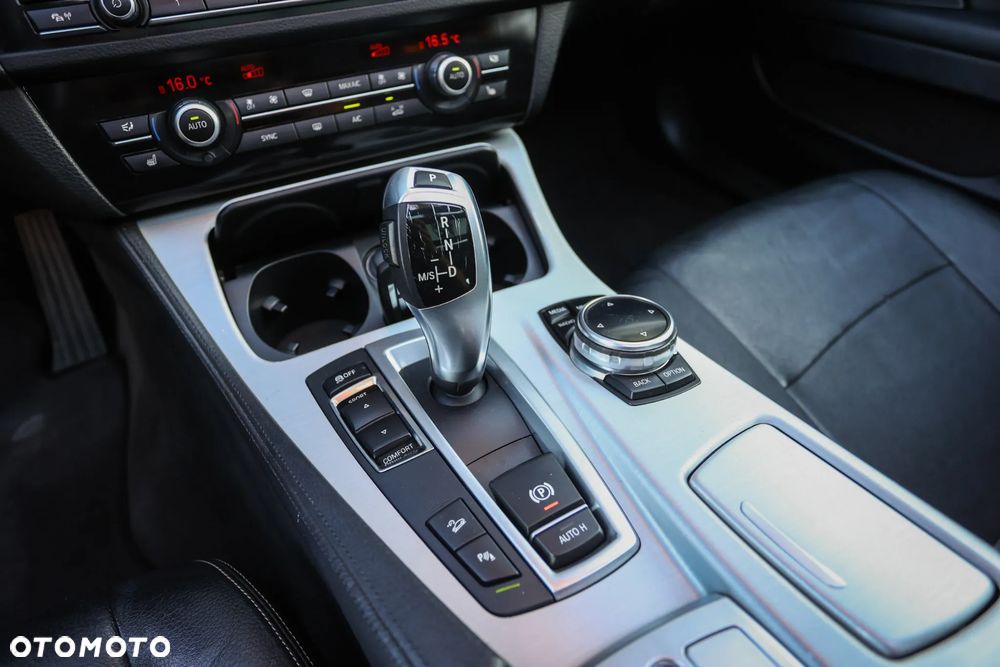 BMW Seria 5 525d xDrive Sport-Aut Modern Line - 28