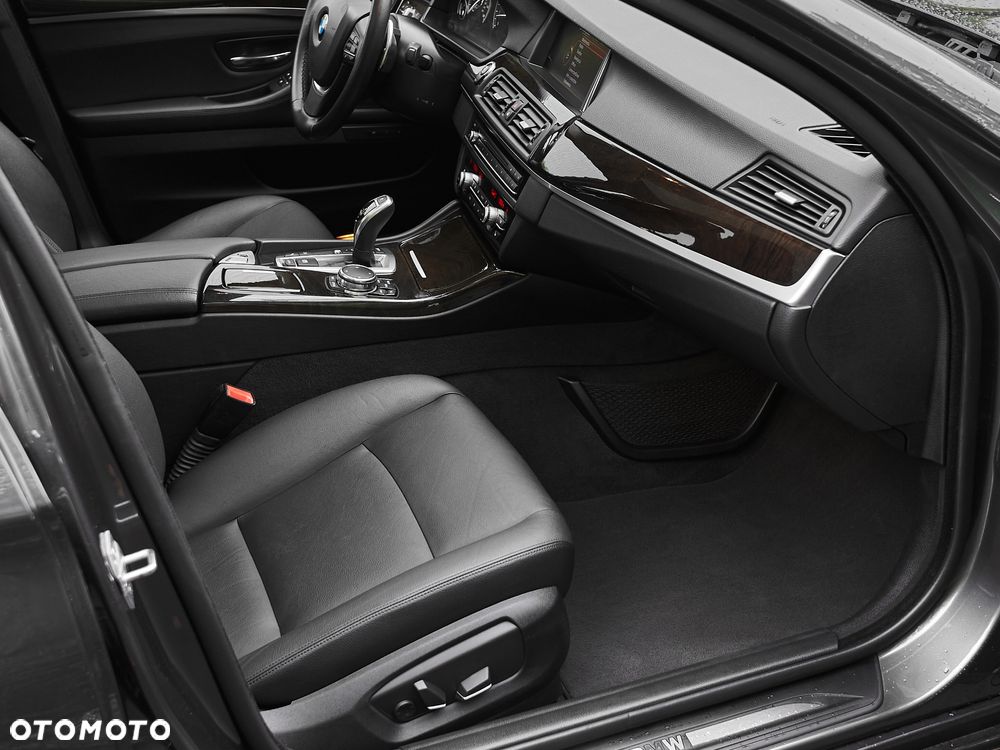 BMW Seria 5 528i xDrive - 26
