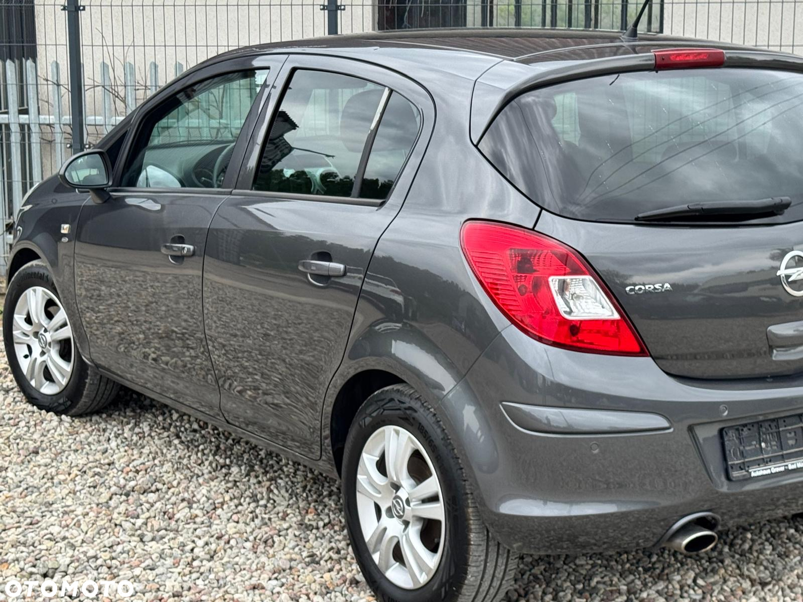 Opel Corsa 1.4 16V Cosmo - 12