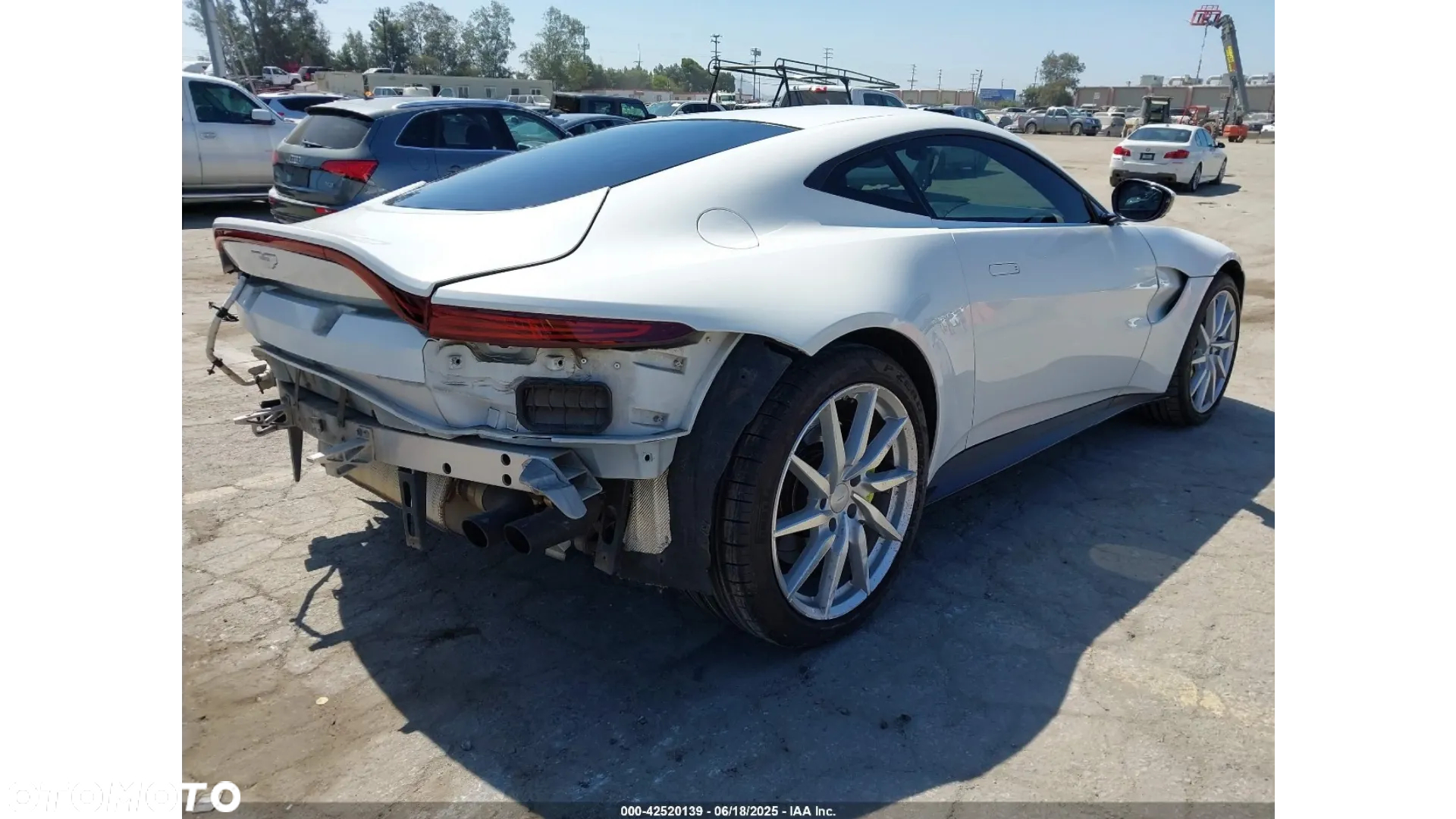 Aston Martin Vantage - 5