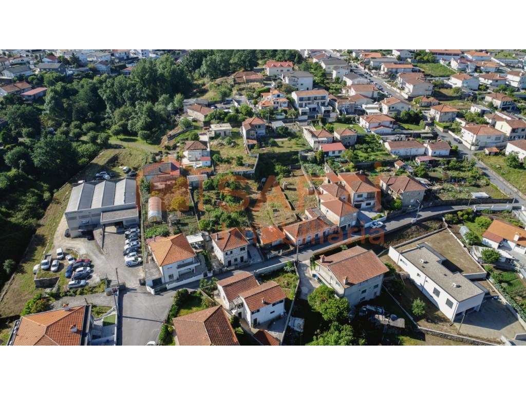 Terreno com 4 moradias geminadas para recuperar em Serzedelo-Guimarães - Grande imagem: 3/47