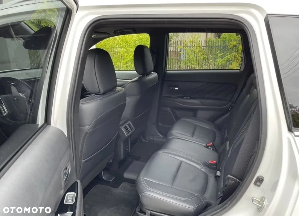 Mitsubishi Outlander PHEV Intense + - 9