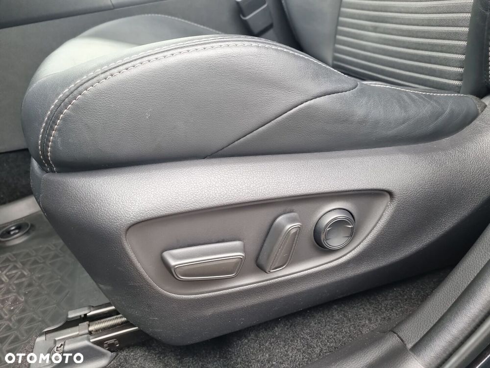 Toyota RAV4 2.5 Hybrid Black Edition by JBL 4x4 - 24