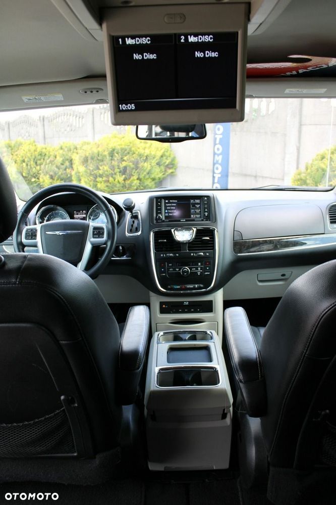 Chrysler Town & Country - 22