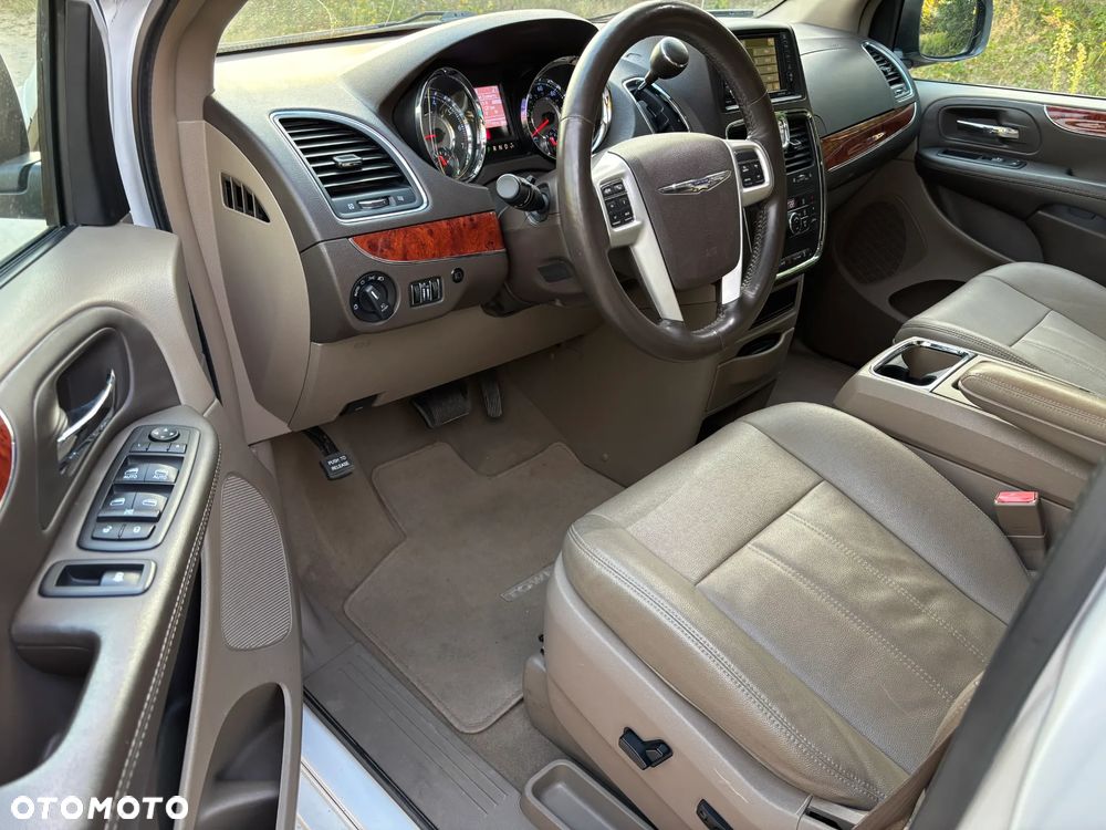 Chrysler Town & Country 3.6 Limited - 21