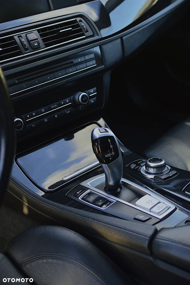 BMW Seria 5 525d xDrive - 11