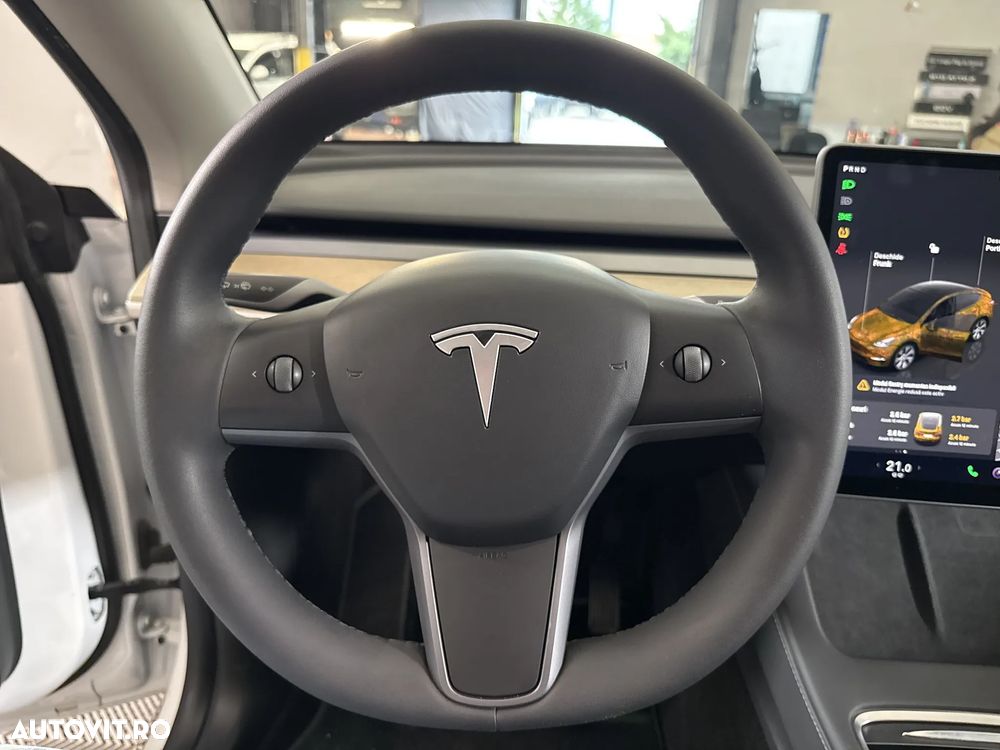 Tesla Model Y - 16