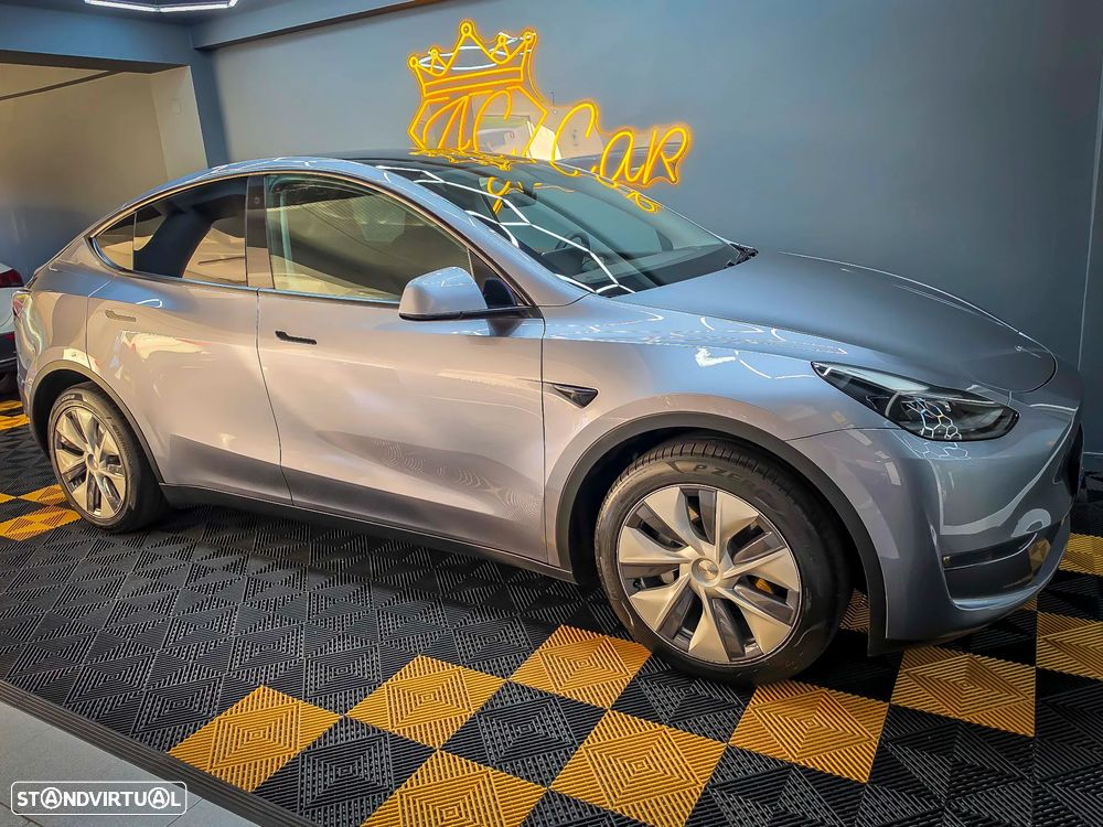 Tesla Model Y - 8