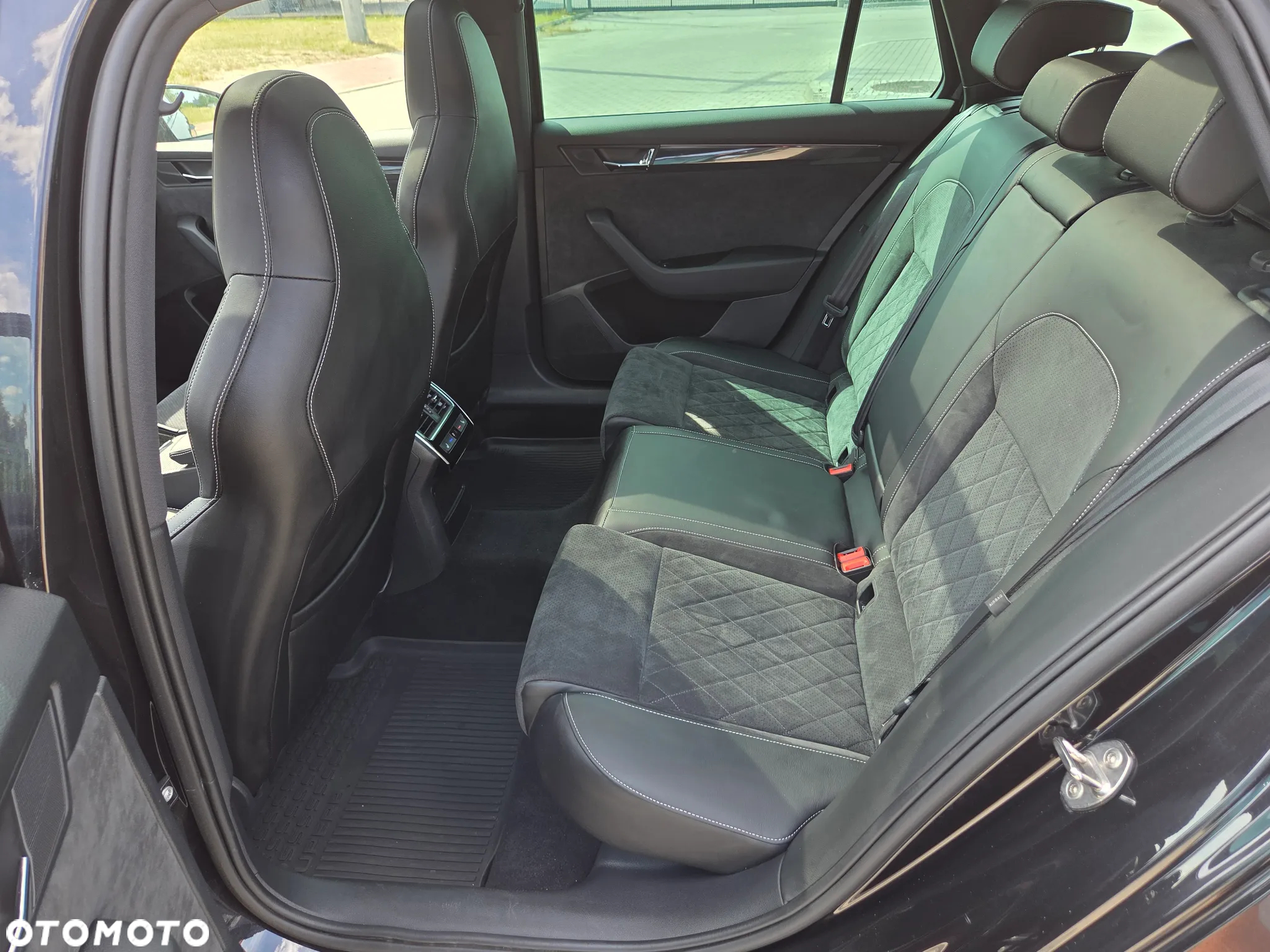 Skoda Superb Combi 2.0 TDI DSG Sportline - 24