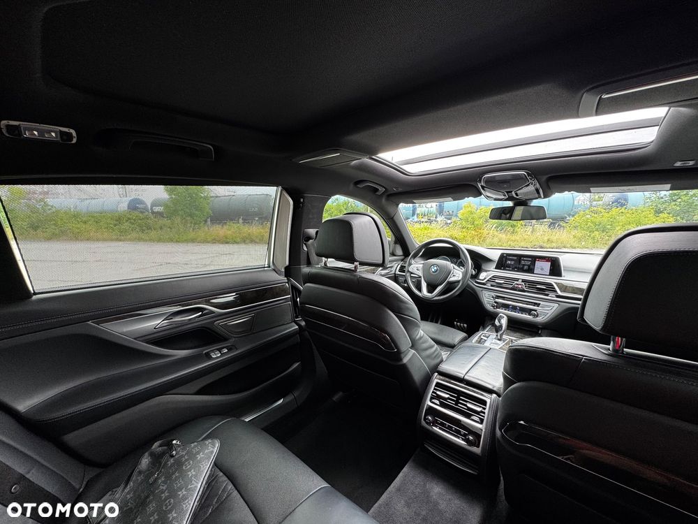 BMW Seria 7 750i - 12