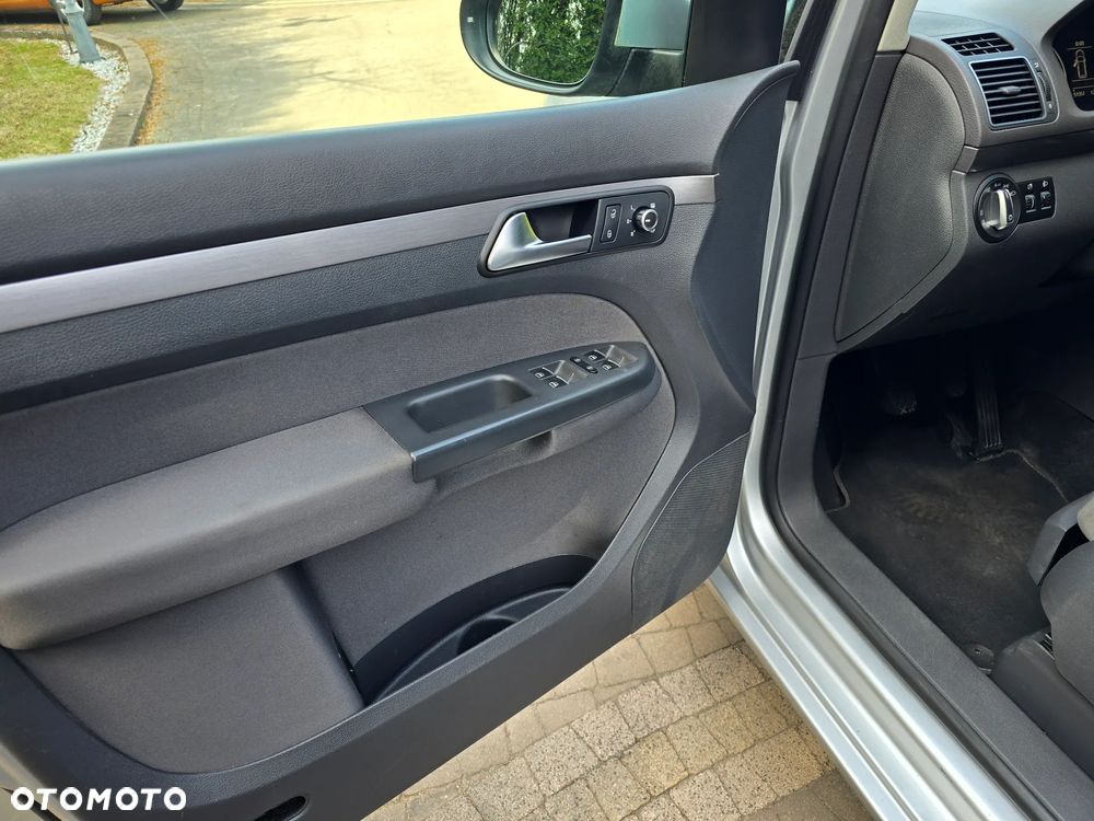 Volkswagen Touran - 12