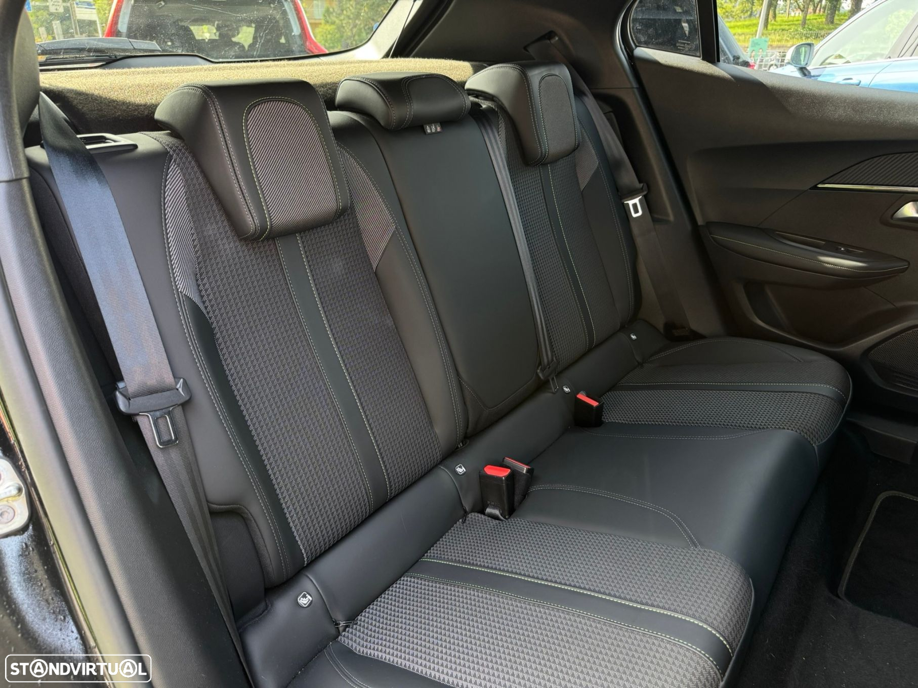 Peugeot e-2008 50 kWh GT - 19