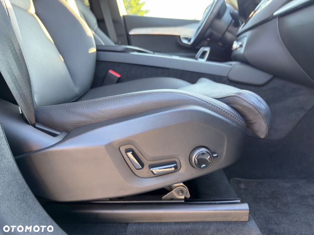 Volvo XC 90 T8 AWD Plug-In Hybrid Ultimate Dark 7os - 17