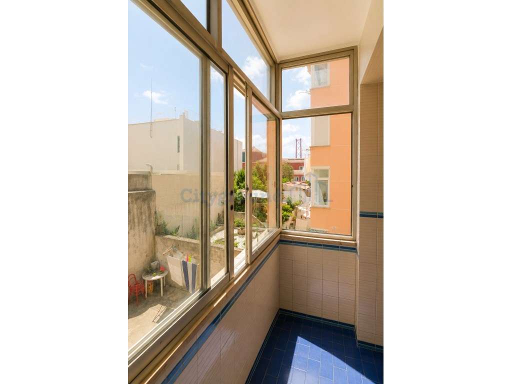 Apartamento T2 para remodelar na zona da Junqueira - Grande imagem: 4/22