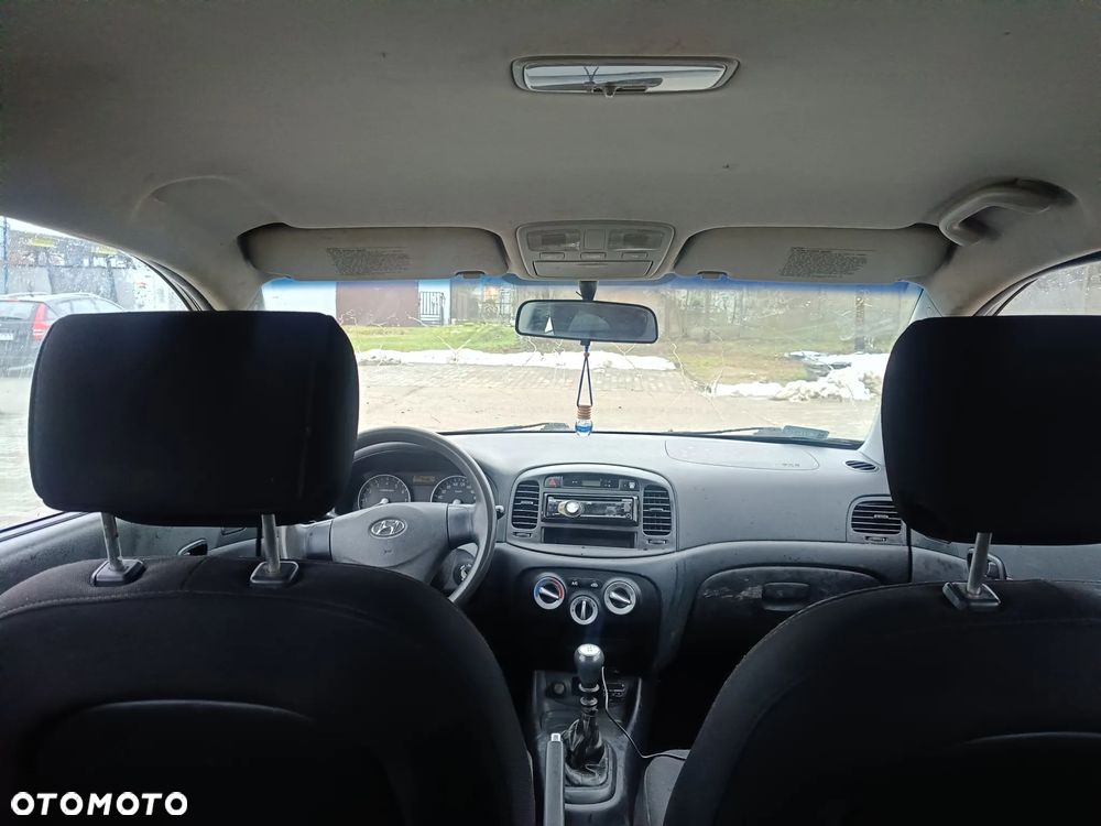 Hyundai Accent 1.4 GL - 12