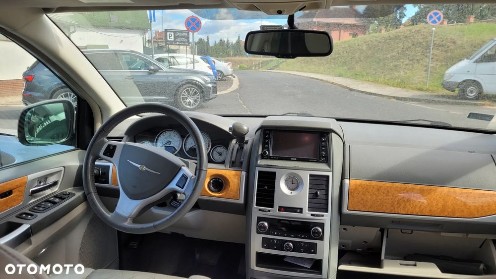 Chrysler Town & Country - 2