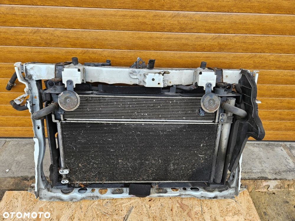 Toyota PRIUS PLUS pas przedni chłodnice komplet 040 - 1