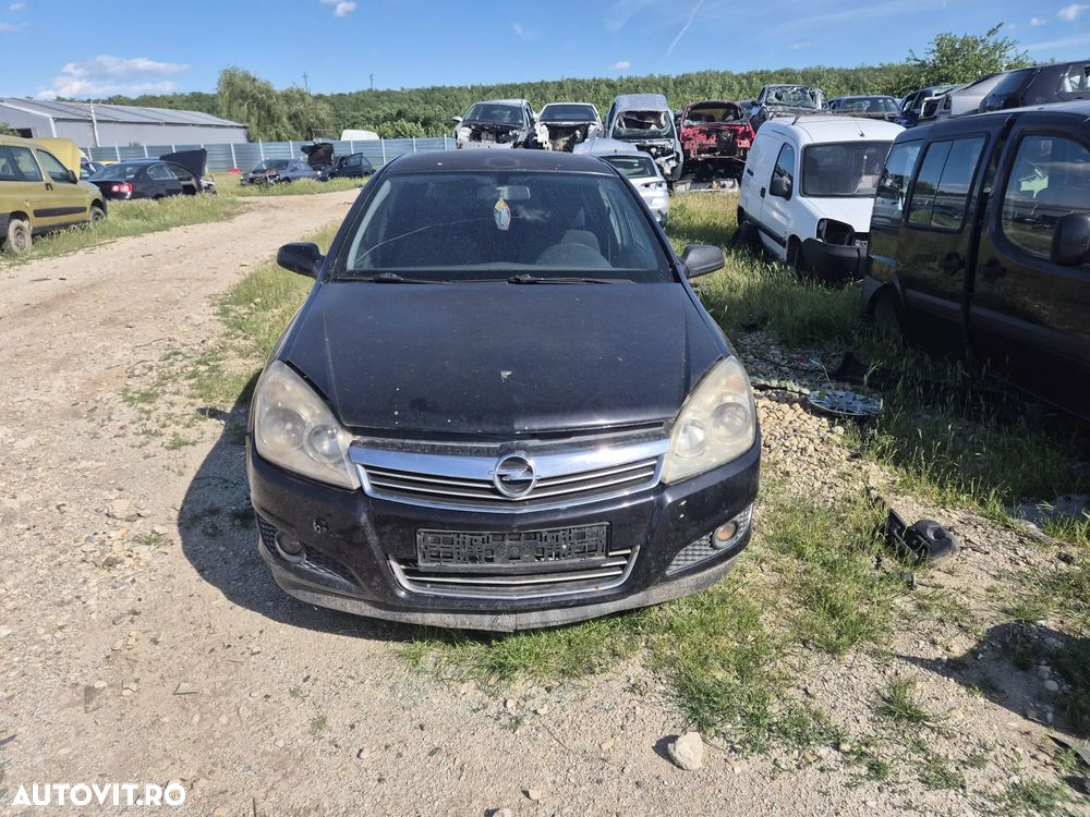 Dezmembrez Opel Astra H - 1