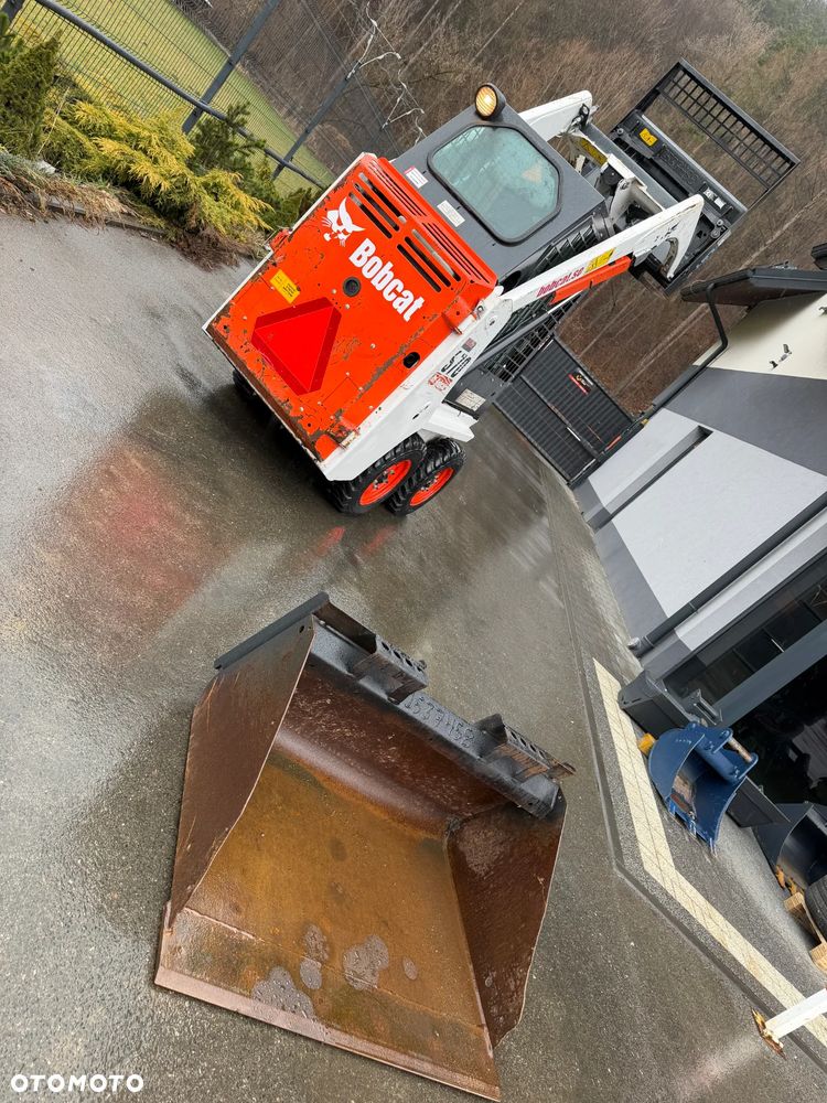 Bobcat S70 Mini-ładowarka 4x4 wózek terenowy. Łyżka widły. Kabina ogrzewana pełne szkło + drzwi ! aktualne serwisy DEKRA. Dokumentacja. silnik Kubota 3cyl. Maszyna Jak Nowa z Salonu! Pochodzi z Norweskiego Gospodarstwa! 2019 rok 715 mtg! Zero luzów i wycieków. Bardzo mocna i wydajna maszyna o małych gabarytach! Wąskie koła. Idealna do stajni. OKAZJA TANIO - 5