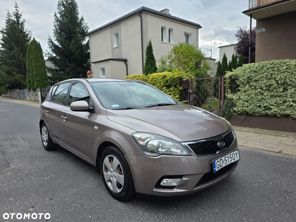 Kia Ceed 2010 photo 2