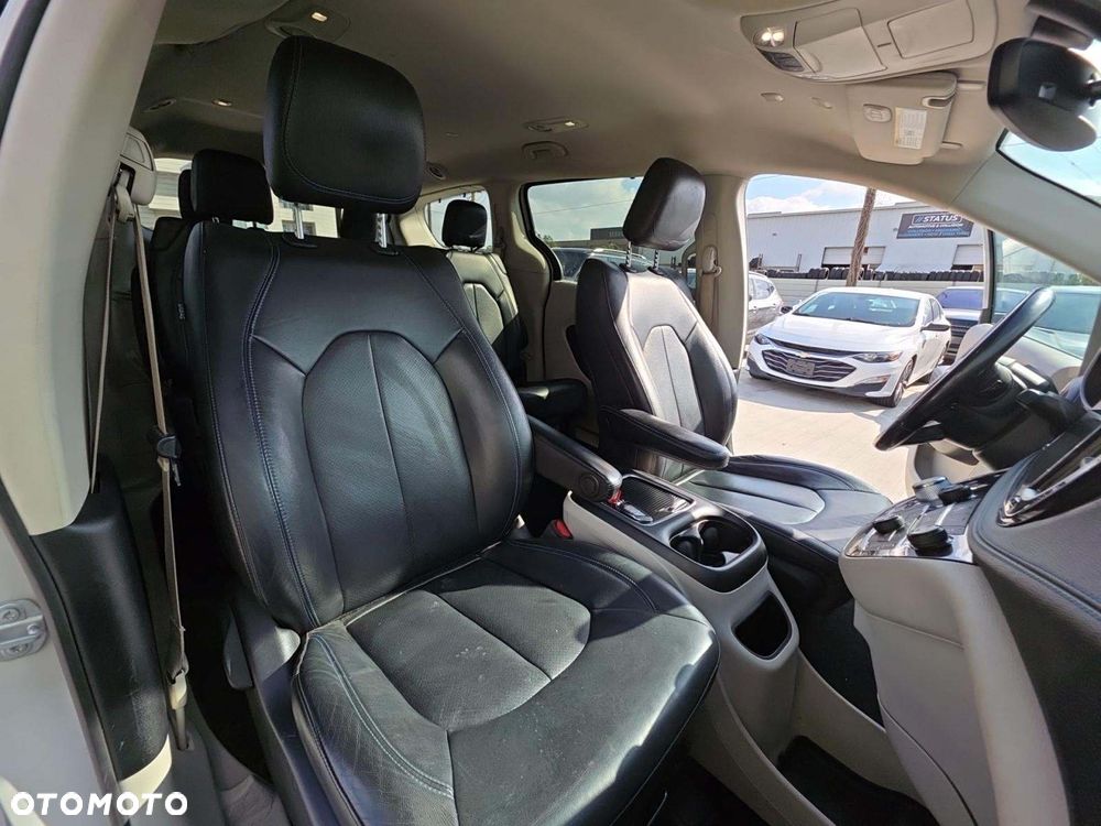 Chrysler Pacifica - 8