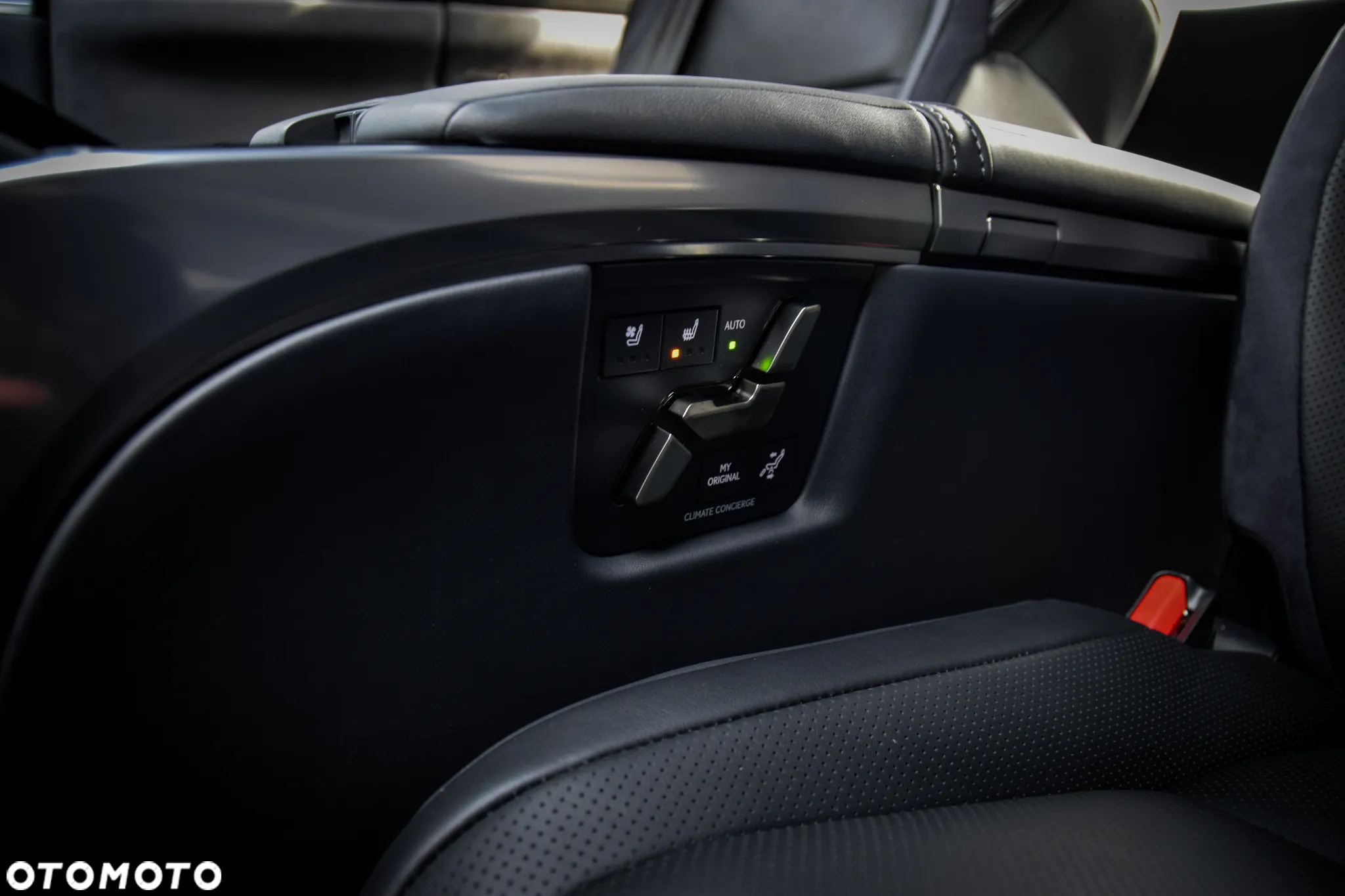 Lexus LM - 25