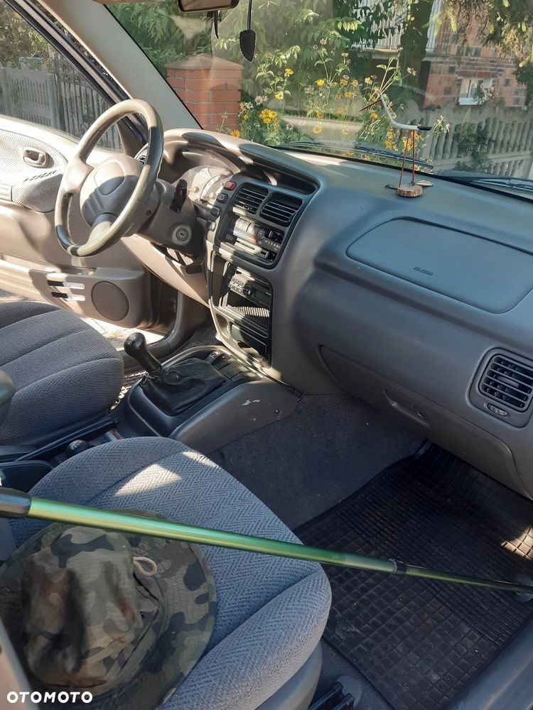 Suzuki Grand Vitara 2.5 V6 - 10