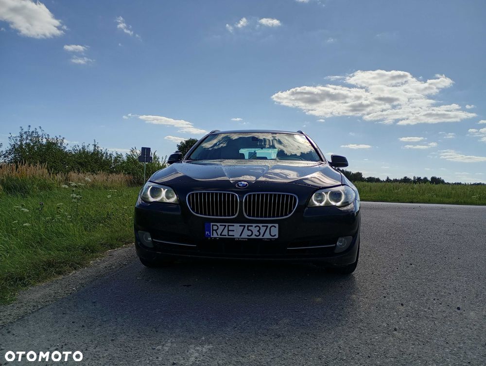 BMW 5 Series 2011 photo 2